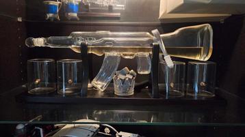 Unieke glazen AK-47 drankdispenser met 4 glazen + standaard  beschikbaar voor biedingen