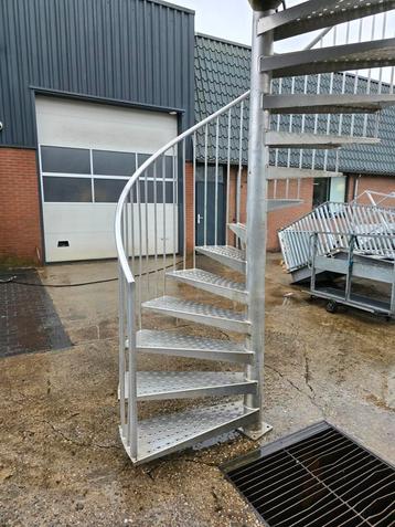 Wenteltrap alluminium hoog 2,8mtr.  nog018