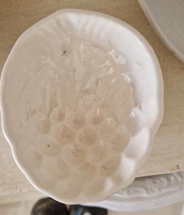 oud puddingvormpje (aardbei of druif?)~oud servies~brocante beschikbaar voor biedingen