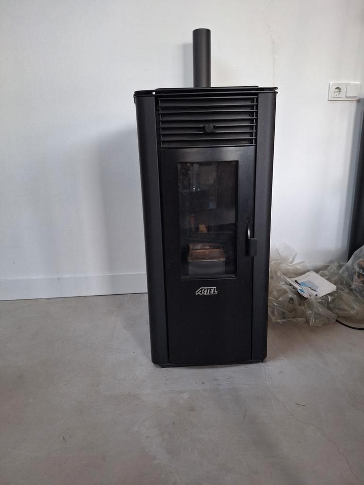 Artel pelletkachel met CV aansluiting, Huis en Inrichting, Kachels, Gebruikt, Vrijstaand, Pelletkachel, Hout, Ophalen