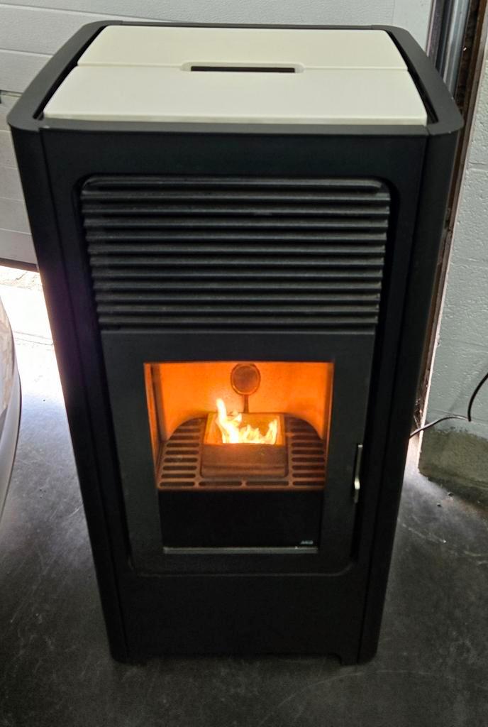 2965 e nieuwprijs pelletkachel MCZ 8KW, Huis en Inrichting, Kachels, Zo goed als nieuw, Pelletkachel, Overige brandstoffen, Ophalen of Verzenden