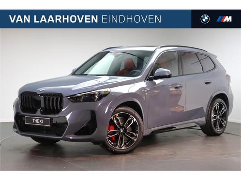 BMW X1 xDrive23i M Sport Automaat / Panoramadak / Trekhaak /, Auto's, BMW, Bedrijf, Te koop, X1, 4x4, Achteruitrijcamera, Bochtverlichting