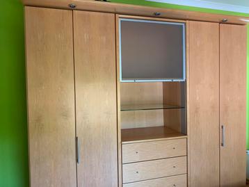 Kledingkast van blank ahorn en kledinglift