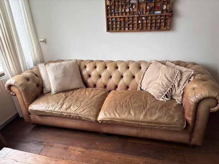 Chesterfield look vintage bank camel kleur, Huis en Inrichting, Banken | Bankstellen, Gebruikt, Rechte bank, 200 tot 250 cm, 75 tot 100 cm