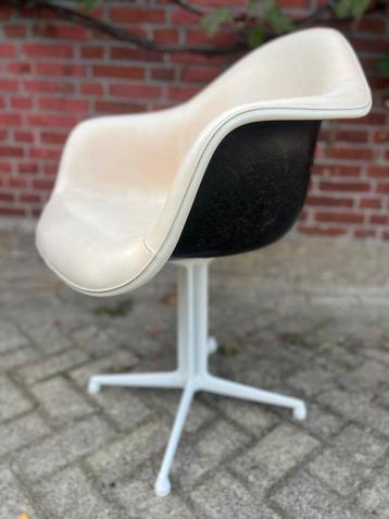 Eames by Herman Miller La Fonda glasvezel retro kuipstoel beschikbaar voor biedingen