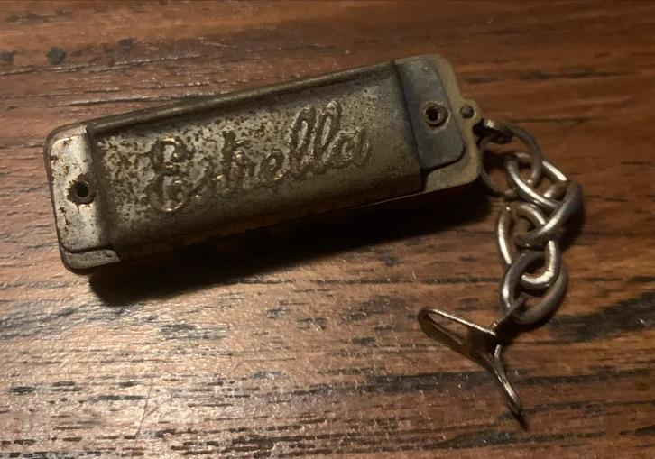 Oude mini mondharmonica hout metaal 4 gaten sleutelhanger, Verzamelen, Speelgoed, Gebruikt, Ophalen of Verzenden