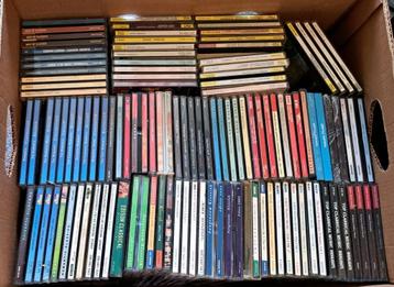 3 bananendozen vol met klassieke cd's en 1 serie met boekjes beschikbaar voor biedingen