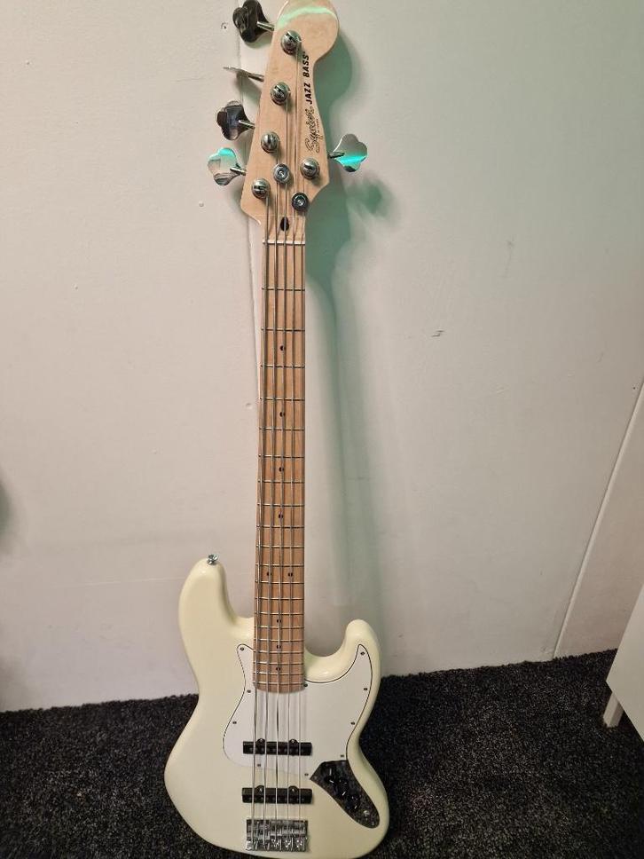 Squier Jazz Bass - 5 snarig | Ibanez GSR-200 - 4 snarig, Muziek en Instrumenten, Snaarinstrumenten | Gitaren | Bas, Zo goed als nieuw