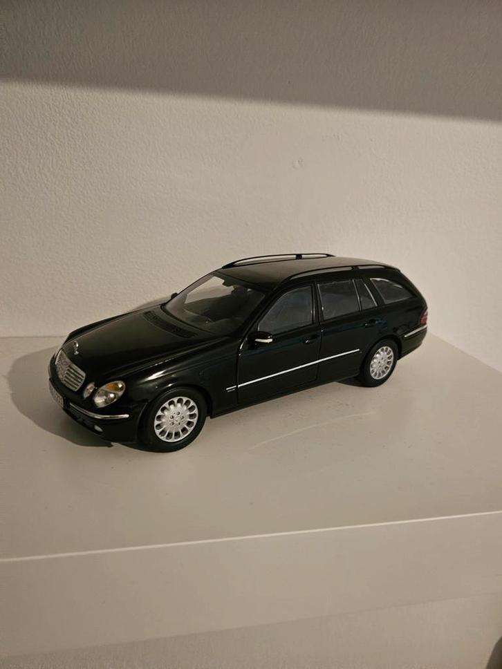 Mercedes Benz E - CLASS Combi Kyosho 1:18, Hobby en Vrije tijd, Modelauto's | 1:18, Zo goed als nieuw, Auto, Kyosho, Ophalen of Verzenden