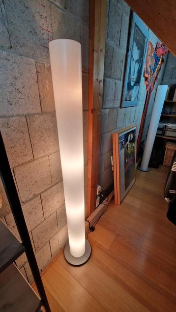 2 Stijlvolle vloerlampen. beschikbaar voor biedingen