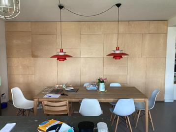 Houten opslagruimte van vloer tot plafond beschikbaar voor biedingen