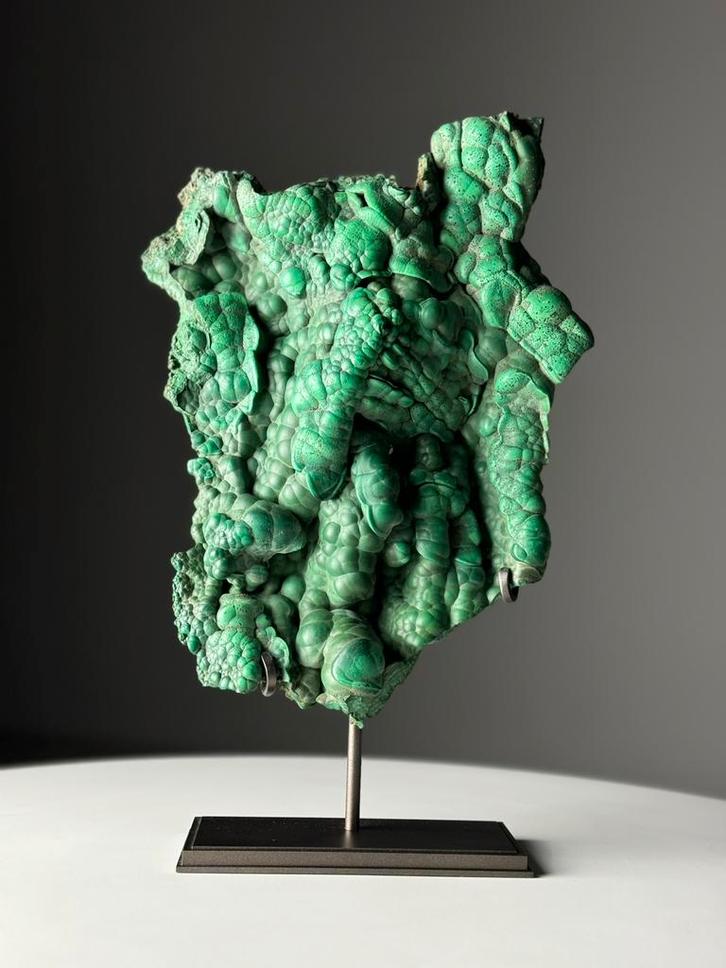 Malachiet Freeform op standaard, Verzamelen, Mineralen en Fossielen, Ophalen