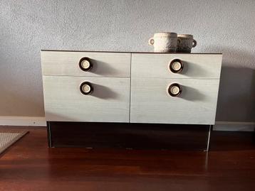 Vintage space age kastje uit de jaren ‘60-‘70 beschikbaar voor biedingen