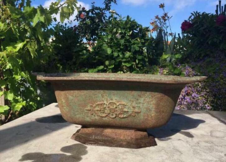 Gietijzeren oude mooie originele Franse kolenbak vaas decor, Tuin en Terras, Bloempotten, Gebruikt, Metaal, Binnen, Balkon, Tuin