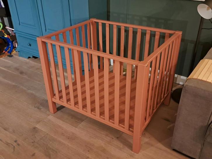 Geen saaie witte box: Bopita Brent in warme roestkleur, Kinderen en Baby's, Boxen, Zo goed als nieuw, Vierkant, In hoogte verstelbaar