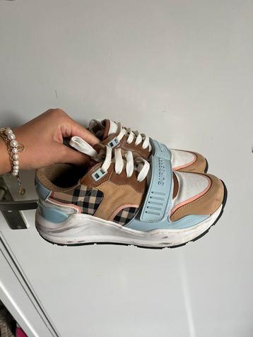 Bur berry sneakers  beschikbaar voor biedingen