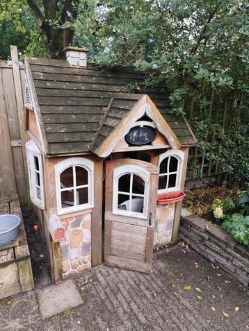 Houten speelhuisje  beschikbaar voor biedingen