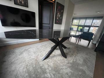 Elegante ovale eettafel met marmerlook glas beschikbaar voor biedingen