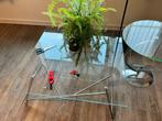 Glazen salontafel met metalen onderstel, Ophalen, 100 tot 150 cm, 50 tot 100 cm, Zo goed als nieuw