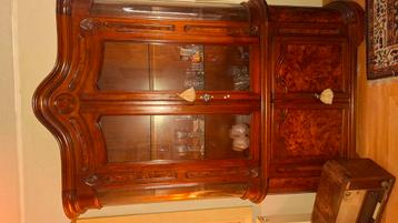 Grote antieke kast beschikbaar voor biedingen
