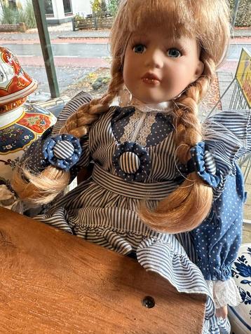 Miniatuur Schoolbankje met Pop beschikbaar voor biedingen