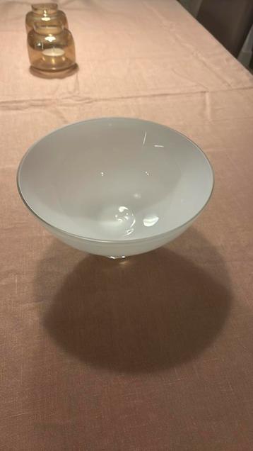 Witte glazen schaal op voet beschikbaar voor biedingen