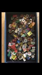 180 speldjes ( in Hilversum ), Verzamelen, Speldjes, Pins en Buttons, Ophalen of Verzenden, Gebruikt