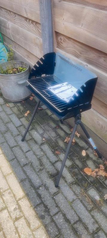 Bbcue, barbecue, gietijzeren type en 6 nieuwe spiesen  beschikbaar voor biedingen
