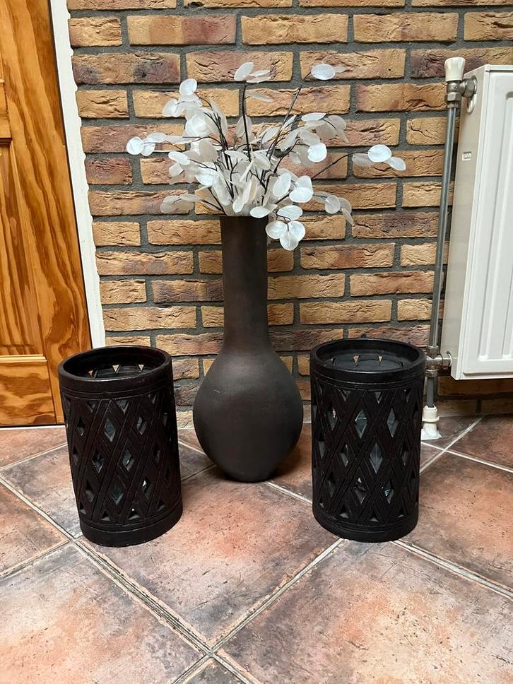 Vaas met bloemen en 2 hoge donkerbruine potten, Huis en Inrichting, Woonaccessoires | Kandelaars en Kaarsen, Zo goed als nieuw
