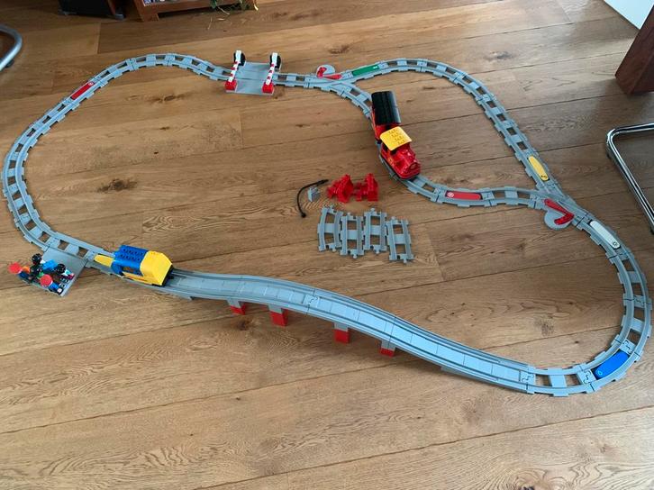 Duplo treinbaan met twee treinen en brug., Kinderen en Baby's, Speelgoed | Thomas de Trein, Gebruikt, Ophalen