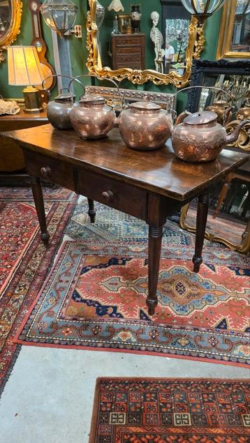 Antieke Frans boeren sidetable beschikbaar voor biedingen