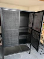 Zwarte kast met rotan deuren, Ophalen