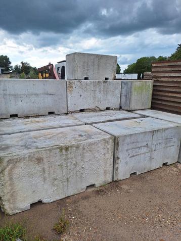 Megablokken zonder nop, met lepelgaten.  beschikbaar voor biedingen