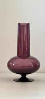 Paarse glazen vaas mogelijk Leerdam ( copier ? ) mid century, Ophalen of Verzenden