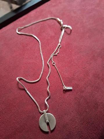 Zilverkleurige ketting met hanger Pilgrim beschikbaar voor biedingen