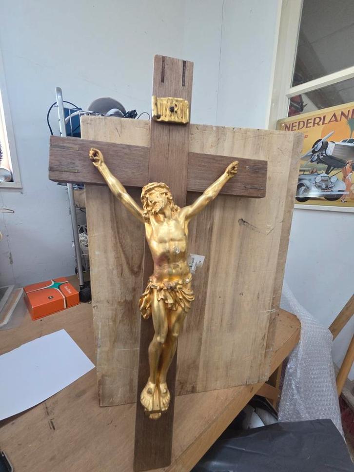 Antiek kruisbeeld met gouden Christusfiguur, Antiek en Kunst, Antiek | Religie, Ophalen of Verzenden