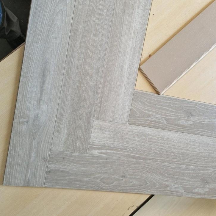 Circa 30 m2 gebruikte visgraat laminaat Douwes Dekker., Doe-het-zelf en Verbouw, Hout en Planken, Gebruikt, Ophalen