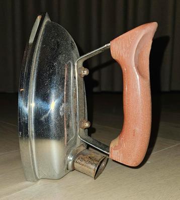 Elektrisch strijkijzer / oud metaal beschikbaar voor biedingen