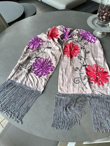 Nieuwe kleurrijke sjaal, 180 cm lang beschikbaar voor biedingen