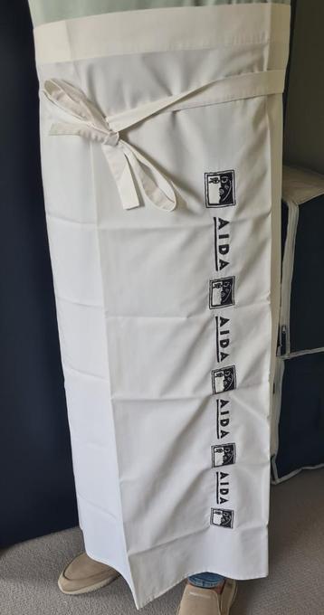 Lange witte sloof met tekst en logo AIDA beschikbaar voor biedingen
