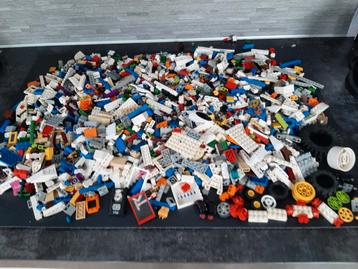 Lego bouwstenen en wielen grote berg van alles wat 10 ltr beschikbaar voor biedingen