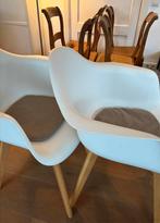 2 witte met houten kuip stoelen passend bij tafel, Huis en Inrichting, Ophalen, Zo goed als nieuw, Wit, Twee