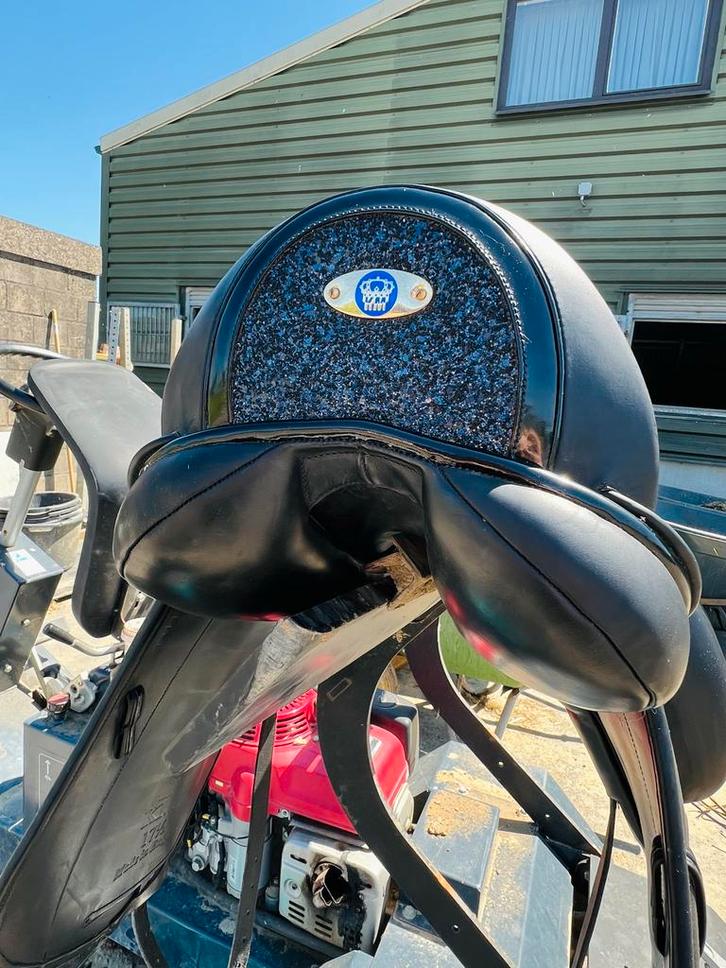 Customized KM zadel, Dieren en Toebehoren, Paarden en Pony's | Zadels, Zo goed als nieuw, Dressuur, Ophalen of Verzenden