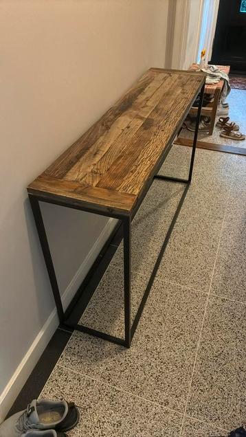 Mooie sidetable. Zwart staal en hout. 140x35cm en 80 hoog beschikbaar voor biedingen