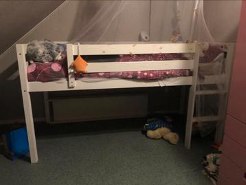 Half hoogslaper kinderbed met glijbaan beschikbaar voor biedingen