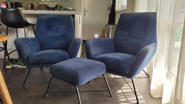 Set van 2 designfauteuils en voetenbank van Ojee Design, Huis en Inrichting, Fauteuils, Gebruikt, Metaal, Stof, 75 tot 100 cm