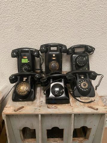 6 klassieke bakelieten telefoon met een draaischijf. beschikbaar voor biedingen