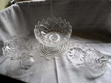 antieke glazen schalen set beschikbaar voor biedingen