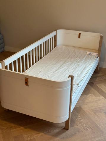 Oliver - Wood Mini+ Cot Bed Incl. Junior Kit | White/Oak beschikbaar voor biedingen