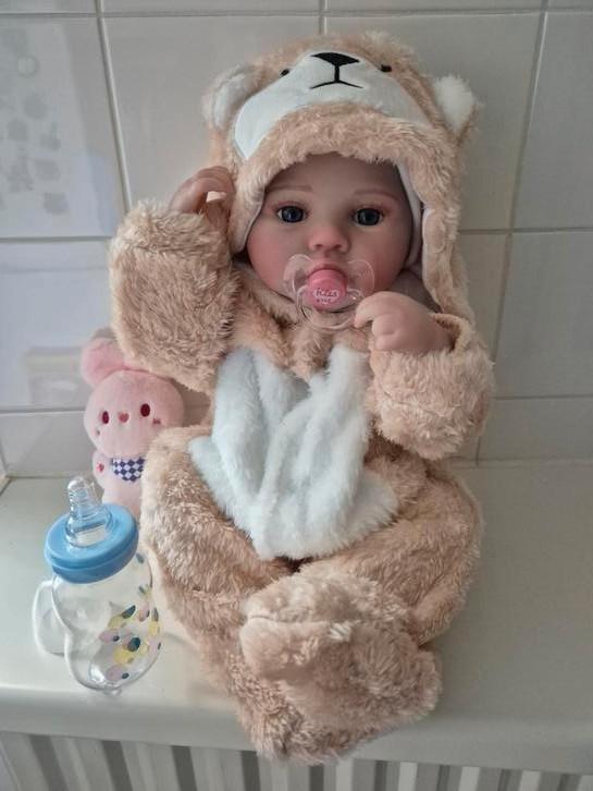 Schitterende baby doll full body, Verzamelen, Poppen, Nieuw, Babypop, Levensecht of Reborn, Ophalen